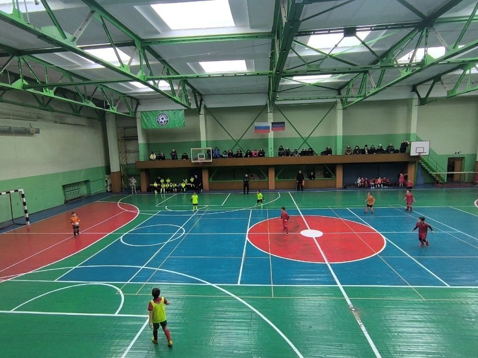 Команда футболистов нашей спортивной школы, совместно с футболистами спортивной школы № 5, против игроков других школ,провели товарищескую игру