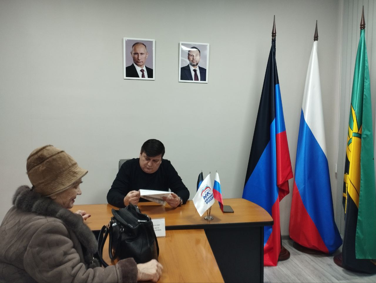 Сегодня, 25 февраля, депутат Народного Совета Донецкой Народной Республики Василий Перцев провел приём граждан в общественной приемной «Единой России» Центрально-Городского внутригородского района городского округа Макеевка