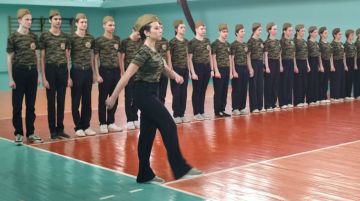 В рамках недели основ безопасности и защиты Родины (ОБЗР) в ГБОУ «СШ № 22 Г.О. МАКЕЕВКА» состоялся смотр строя и песни