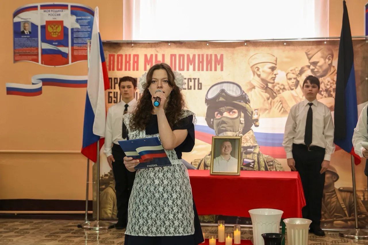 В школе № 90 Макеевки открыли Парту Героя в память о Богдане Решетнёве В школе № 90 Макеевки открыли Парту Героя в память о Богдане Решетнёве