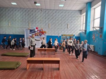 Сегодня в поселковом Центре культуры и досуга состоялась яркая игровая спортивная программа «Хотим защитниками быть!», посвящённая Дню защитника Отечества