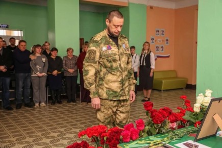 20 февраля в ГБОУ "ОШ № 90 Г.О. МАКЕЕВКА" состоялось торжественное открытие Парты Героя, посвященной Решетневу Богдану Владиславовичу