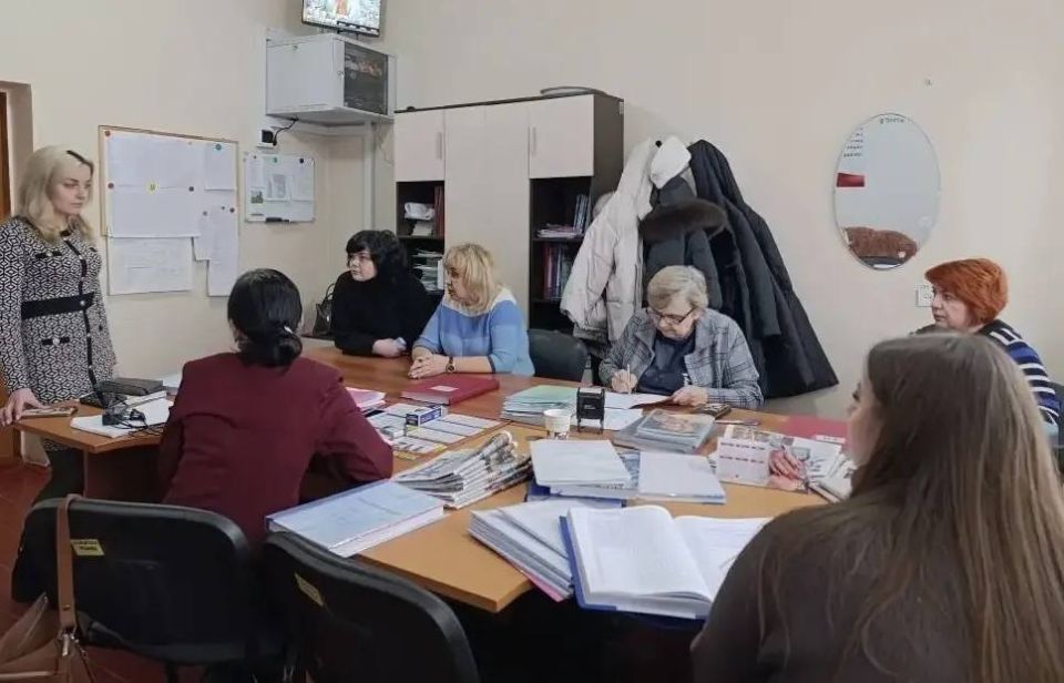 Начальник Пролетарского территориального отдела Виктория Тычинская провела встречу с трудовым коллективом ГБОУ "Средняя школа 12" в г.о. Макеевка