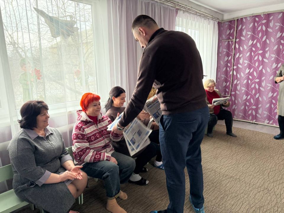 В Горняцком внутригородском районе города Макеевки продолжается распространение специального выпуска информационного бюллетеня Регионального общественного движения "Донецкая Республика" под названием "Единая Россия