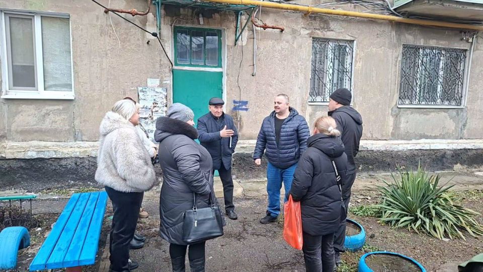 Депутат Макеевского городского совета Александр Рыжков совместно с депутатом Народного Совета Донецкой Народной Республики Максимом Королюком провели встречу с населением на подведомственной территории по адресу: г....