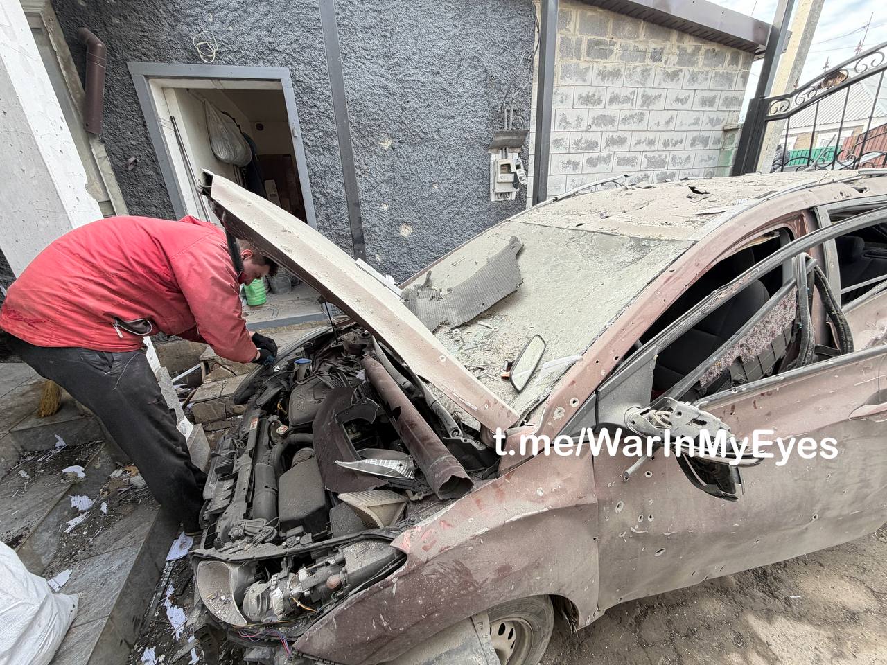 Последствия прилета ударного БПЛА в частный жилой дом в Кировском районе Макеевки сегодня ночью Последствия прилета ударного БПЛА в частный жилой дом в Кировском районе Макеевки сегодня ночью