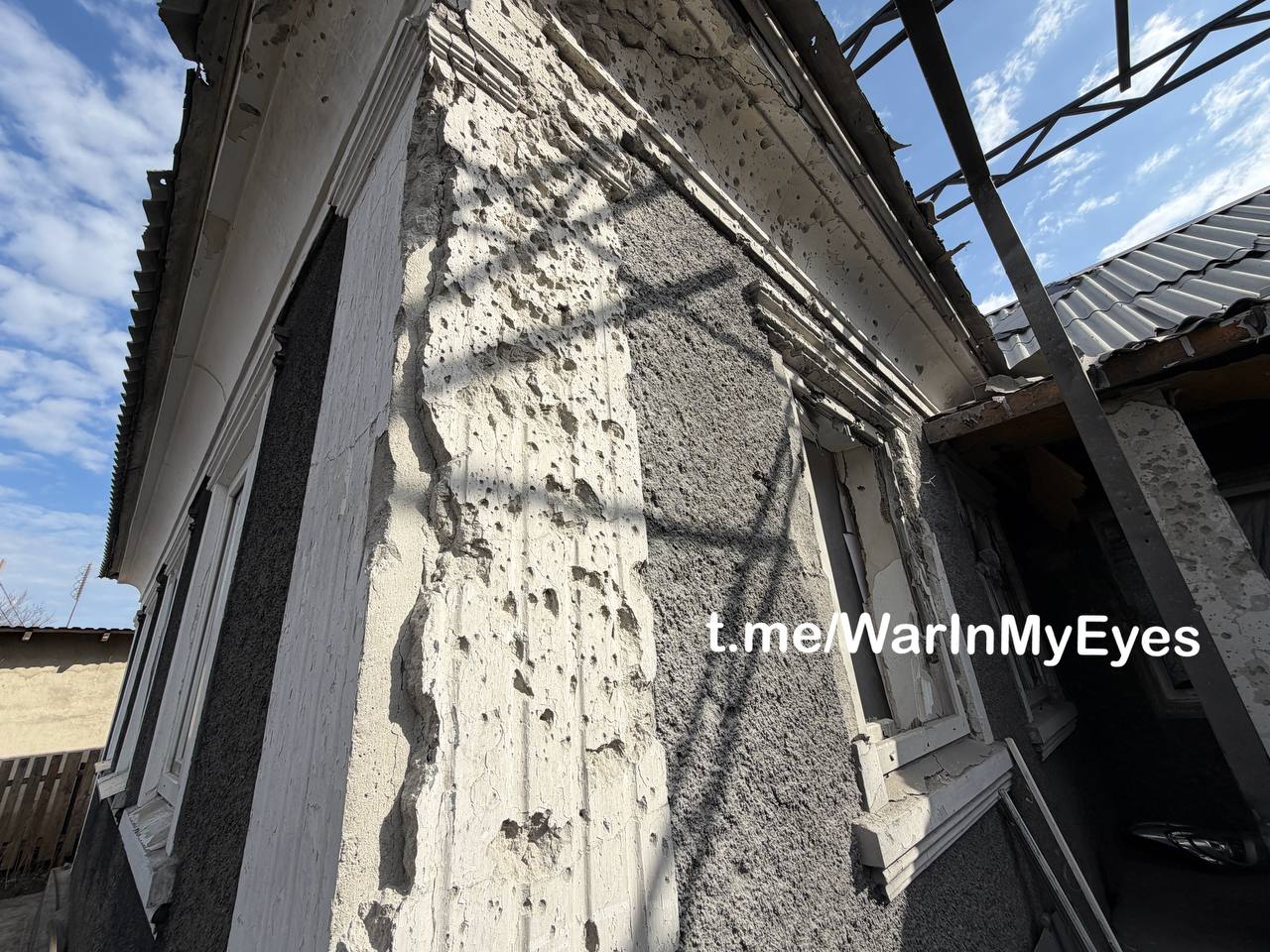 Последствия прилета ударного БПЛА в частный жилой дом в Кировском районе Макеевки сегодня ночью