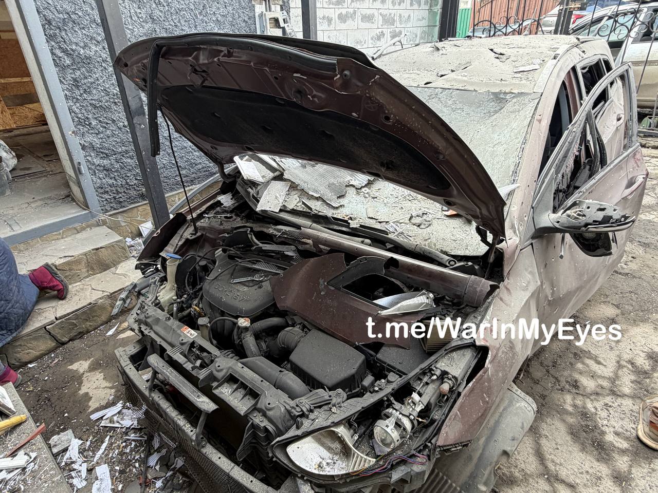 Последствия прилета ударного БПЛА в частный жилой дом в Кировском районе Макеевки сегодня ночью Последствия прилета ударного БПЛА в частный жилой дом в Кировском районе Макеевки сегодня ночью