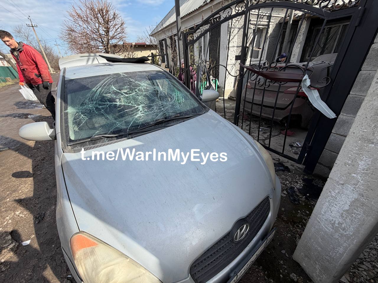 Последствия прилета ударного БПЛА в частный жилой дом в Кировском районе Макеевки сегодня ночью Последствия прилета ударного БПЛА в частный жилой дом в Кировском районе Макеевки сегодня ночью