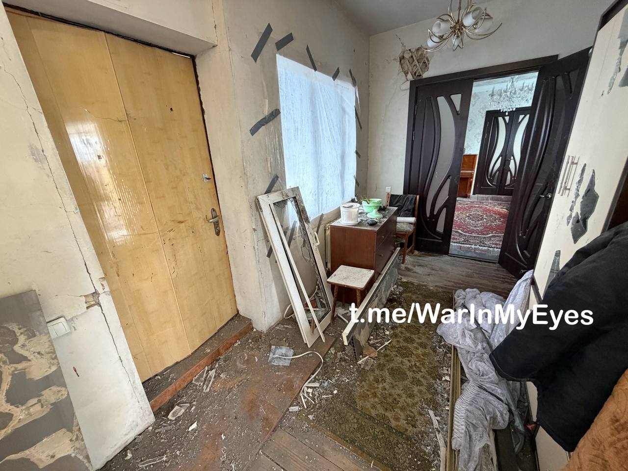 Последствия прилета ударного БПЛА в частный жилой дом в Кировском районе Макеевки сегодня ночью Последствия прилета ударного БПЛА в частный жилой дом в Кировском районе Макеевки сегодня ночью