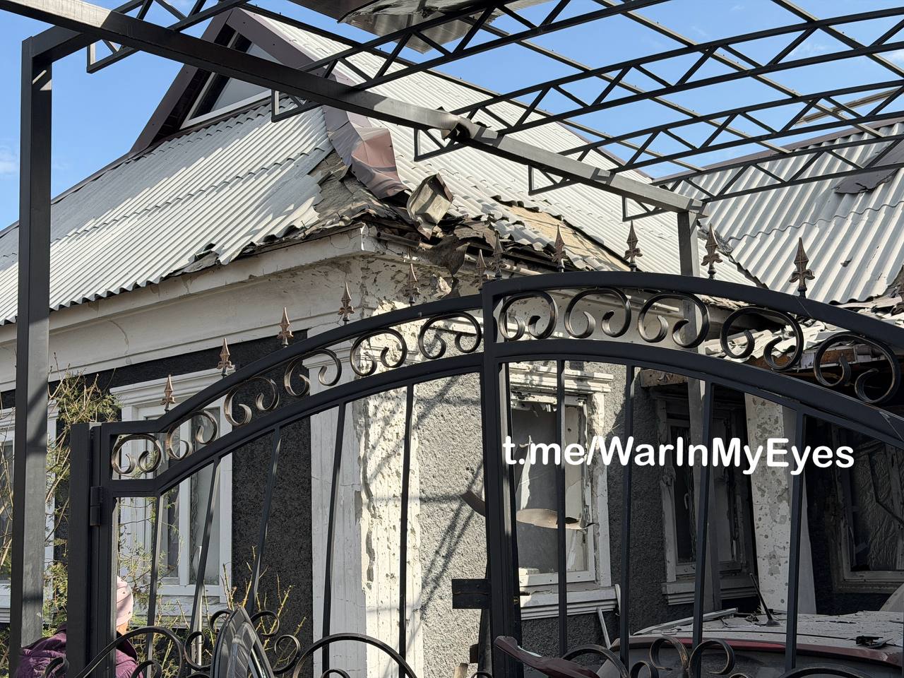 Последствия прилета ударного БПЛА в частный жилой дом в Кировском районе Макеевки сегодня ночью Последствия прилета ударного БПЛА в частный жилой дом в Кировском районе Макеевки сегодня ночью