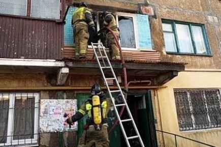 В Макеевке сотрудник МЧС спас на пожаре местную жительницу