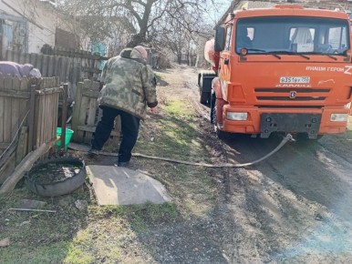 В Кировском внутригородском районе при поддержке региона-шефа Московская область продолжается подвоз воды для жителей домов, в которые в установленный графиком день не поступила вода