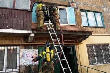 В Макеевке сотрудник МЧС спас на пожаре местную жительницу