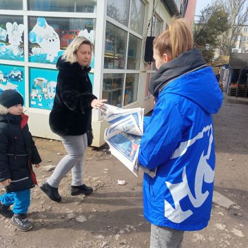Сегодня, 3 марта, в Кировском внутригородском районе города Макеевки прошла раздача специального выпуска информационного бюллетеня Регионального Общественного Движения «Донецкая Республика» под названием «Единая Россия....