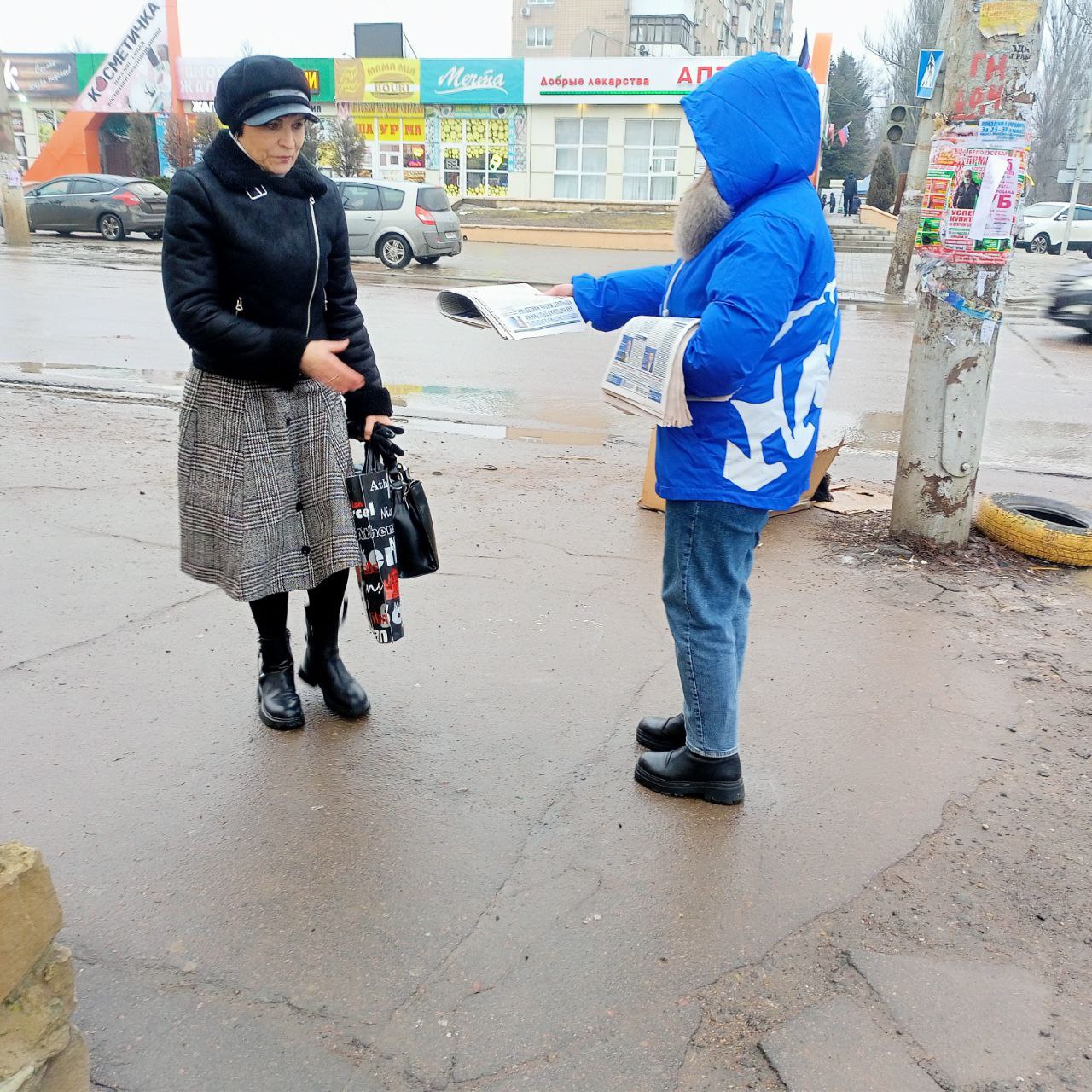 Сегодня, 4 марта, в Кировском внутригородском районе города Макеевки прошла раздача специального выпуска информационного бюллетеня Регионального Общественного Движения «Донецкая Республика» под названием «Единая Россия.... Сегодня, 4 марта, в Кировском внутригородском районе города Макеевки прошла раздача специального выпуска информационного бюллетеня Регионального Общественного Движения «Донецкая Республика» под названием «Единая Россия....