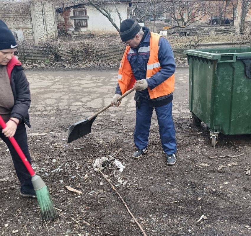 5 марта, с целью приведения территории в надлежащее санитарное состояние силами МУП АГМ «Коммунальник-15» проведены работы по уборке контейнерной площадки по ул. Кремлевская в районе жилого дома № 34