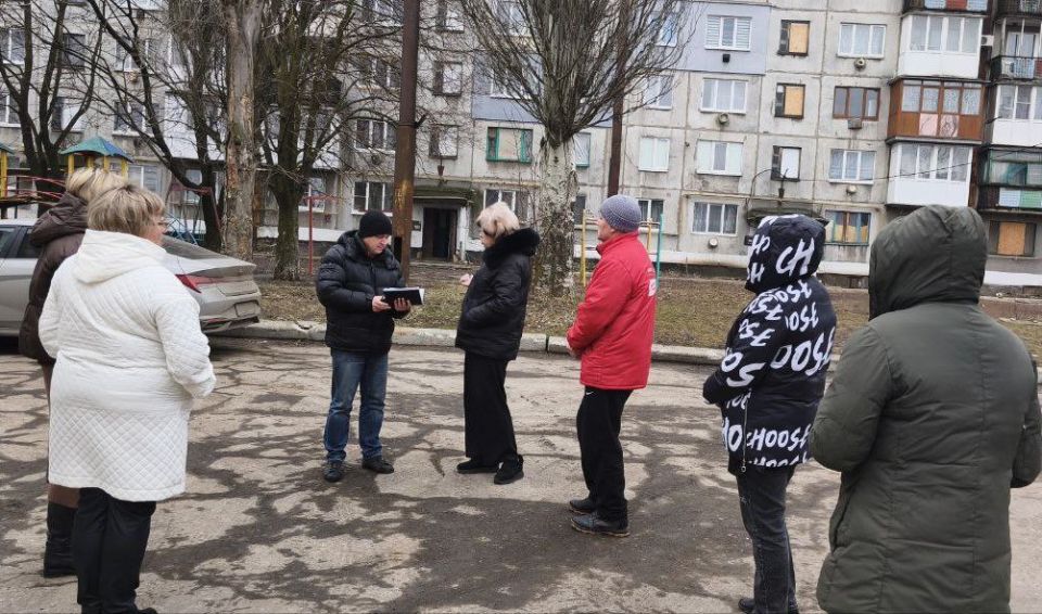 Сегодня, 5 марта, возле дома 1 по улице Дзержинского, пгт Криничная провел встречу с жителями депутат Макеевского городского совета первого созыва Андрей Зотеев