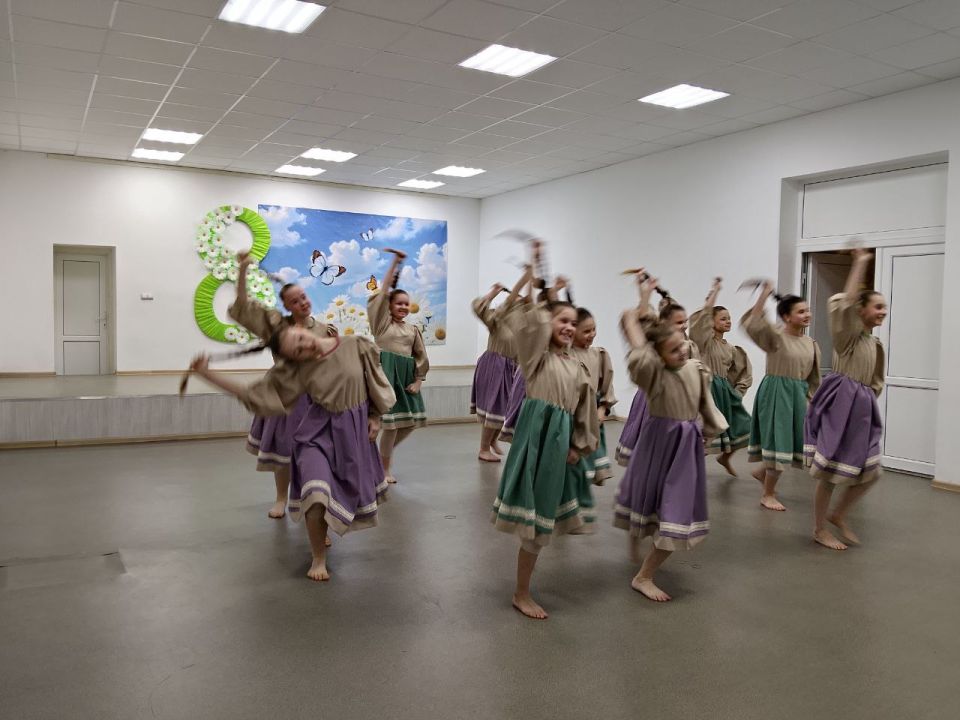 сегодня , 5 марта, на базе дворца культуры им. М.И. Калинина «МБУ ДК им. Воровского», по партийному проекту «Старшее поколение», прошел праздничный концерт, посвященный Международному женскому дню - 8 марта, для жен...