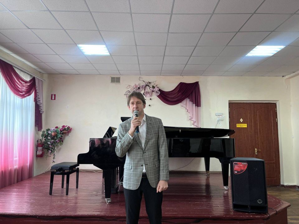 Сегодня, 5 марта, в преддверии праздника – Международного женского дня, в Муниципальном учреждении дополнительного образования «Музыкальная школа № 1 города Макеевки», состоялась праздничная встреча-концерт