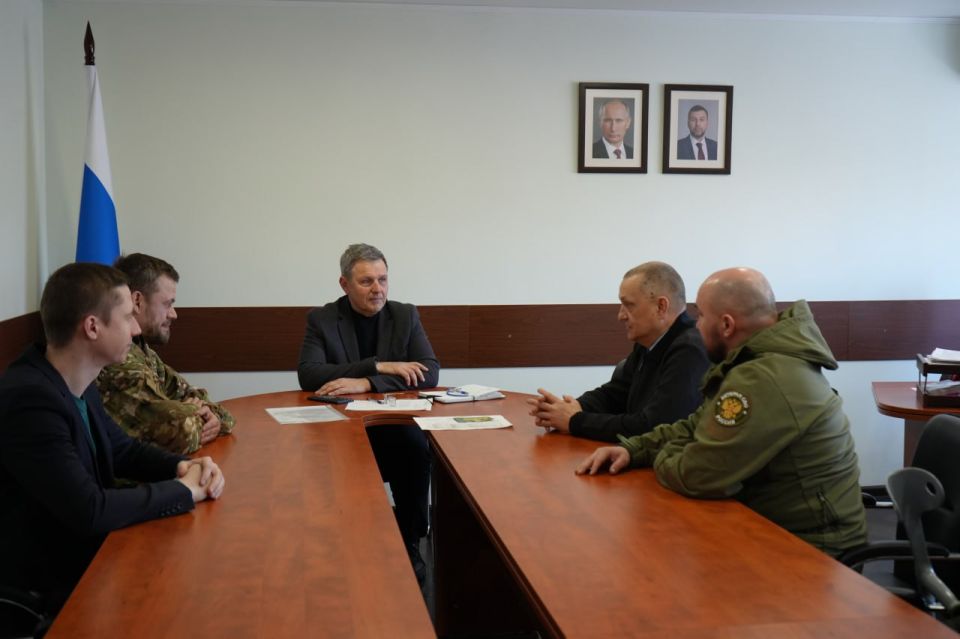 Михаил Желтяков: Провел рабочую встречу с председателем Комитета Народного Совета ДНР по поддержке участников специальной военной операции Дмитрием Огильцом , депутатом Вологодской городской Думы Михаилом Суриковым и...