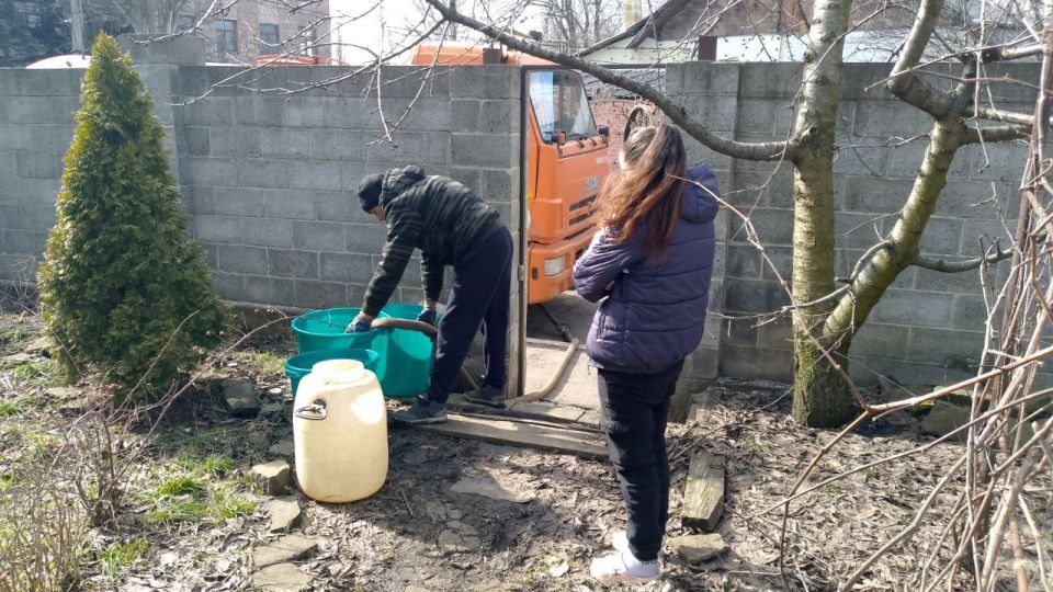 В Кировском внутригородском районе при поддержке региона-шефа Московская область продолжается подвоз воды для жителей домов, в которые в установленный графиком день не поступила вода