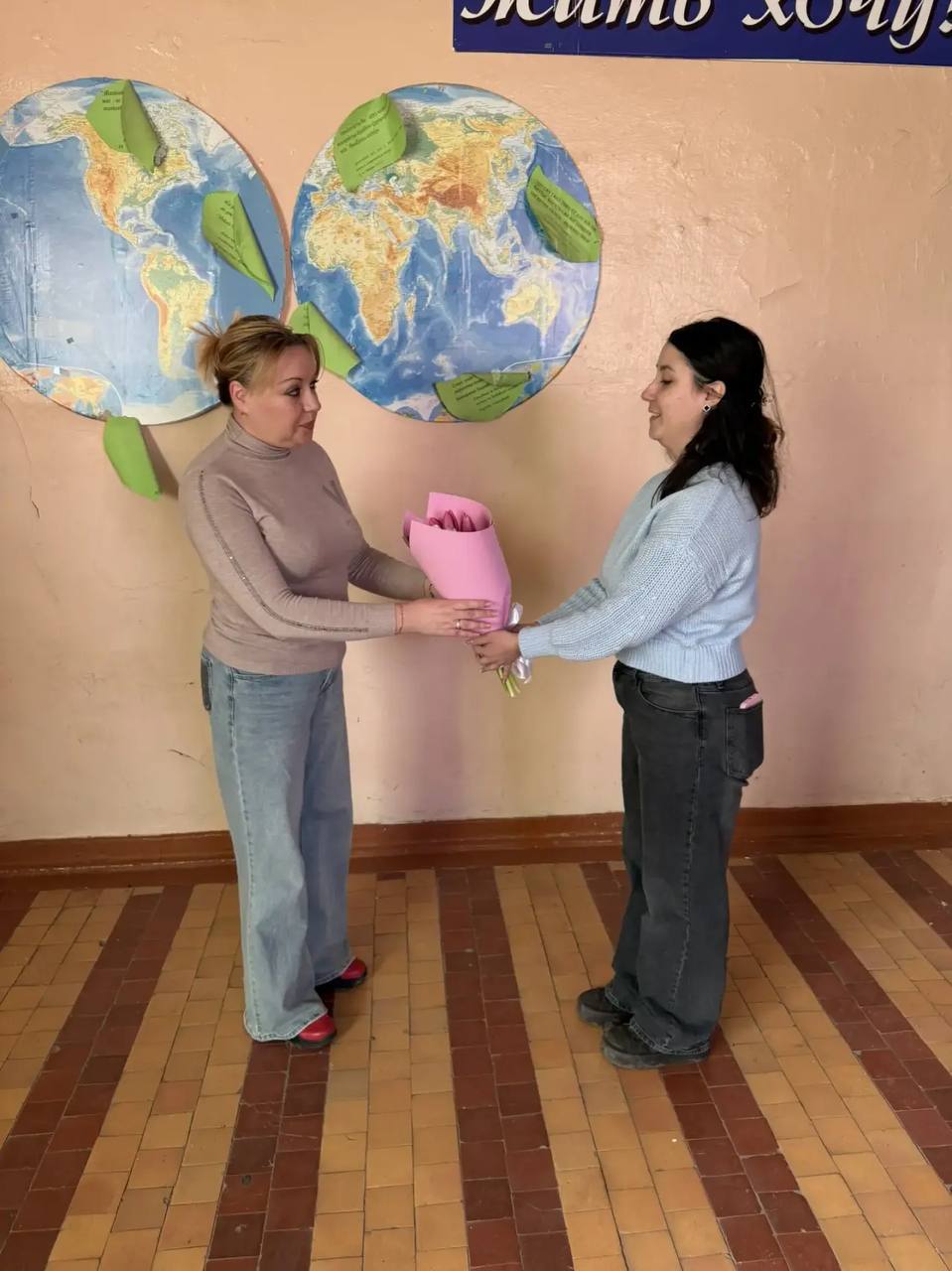 Сегодня, 5 марта, в преддверии Международного женского дня, в Червоногвардейском районе прошла трогательная акция «Цветы мамам Героев» в рамках партийного проекта «Женское движение» Единой России Сегодня, 5 марта, в преддверии Международного женского дня, в Червоногвардейском районе прошла трогательная акция «Цветы мамам Героев» в рамках партийного проекта «Женское движение» Единой России