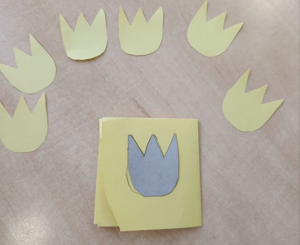 В преддверии Международного женского дня, в образовательных учреждениях Кировского внутригородского района прошел мастер – класс по изготовлению праздничных открыток и цветочных изделий «Цветы мамам героев»