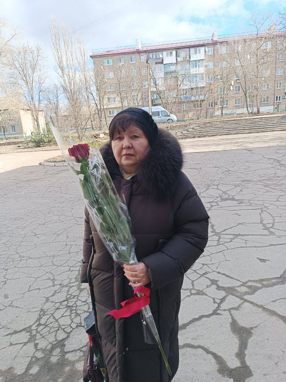 Сегодня, 5 марта, в преддверии Международного женского дня, в Червоногвардейском районе прошла трогательная акция «Цветы мамам Героев» в рамках партийного проекта «Женское движение» Единой России Сегодня, 5 марта, в преддверии Международного женского дня, в Червоногвардейском районе прошла трогательная акция «Цветы мамам Героев» в рамках партийного проекта «Женское движение» Единой России