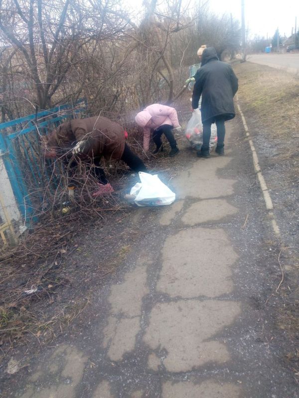 5 марта в Червоногвардейском районе осуществляются работы по уборке территории силами предприятий, учреждений и организаций района в рамках партийного проекта Единой России «Городская среда»
