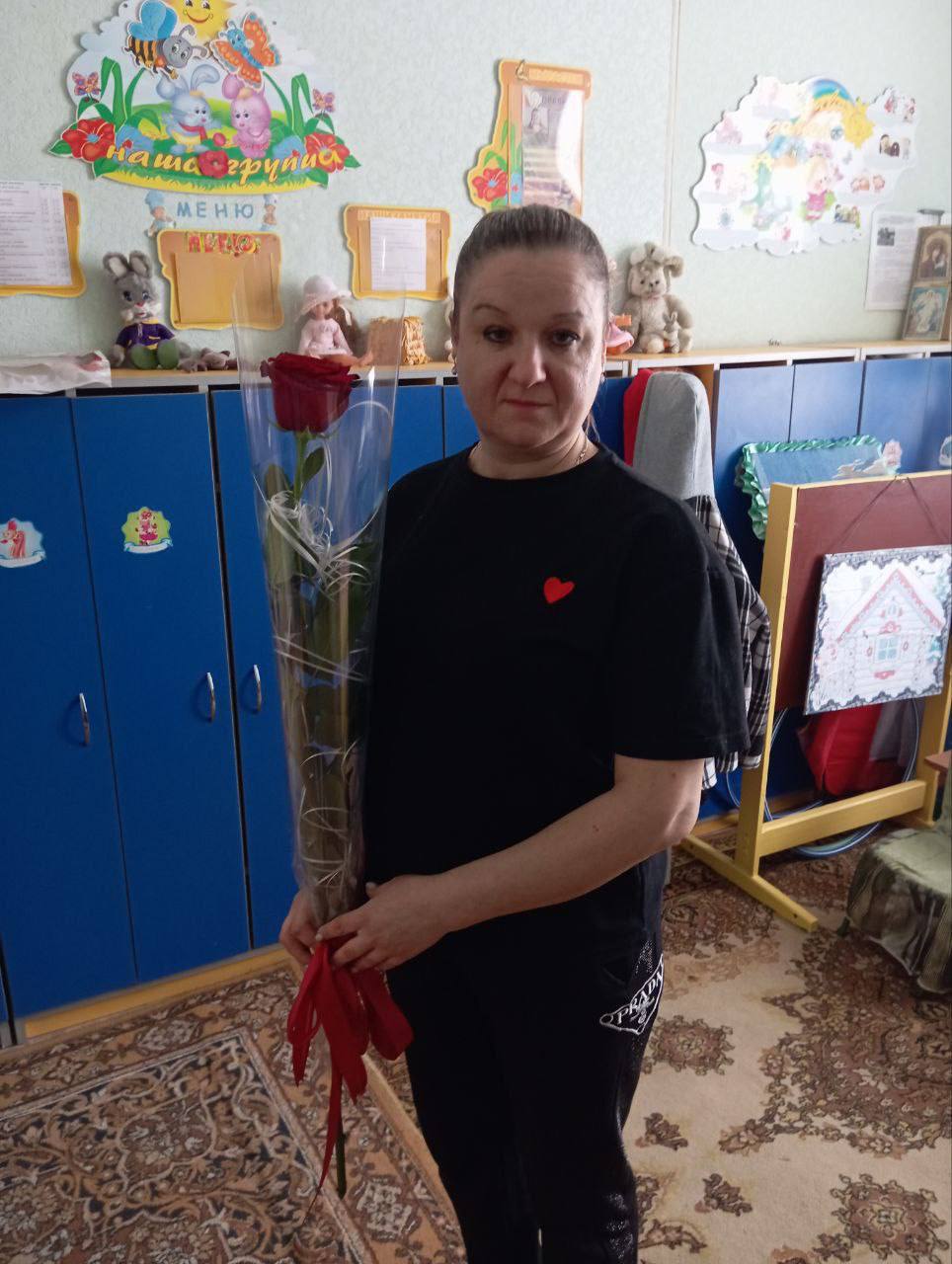 Сегодня, 5 марта, в преддверии Международного женского дня, в Червоногвардейском районе прошла трогательная акция «Цветы мамам Героев» в рамках партийного проекта «Женское движение» Единой России Сегодня, 5 марта, в преддверии Международного женского дня, в Червоногвардейском районе прошла трогательная акция «Цветы мамам Героев» в рамках партийного проекта «Женское движение» Единой России