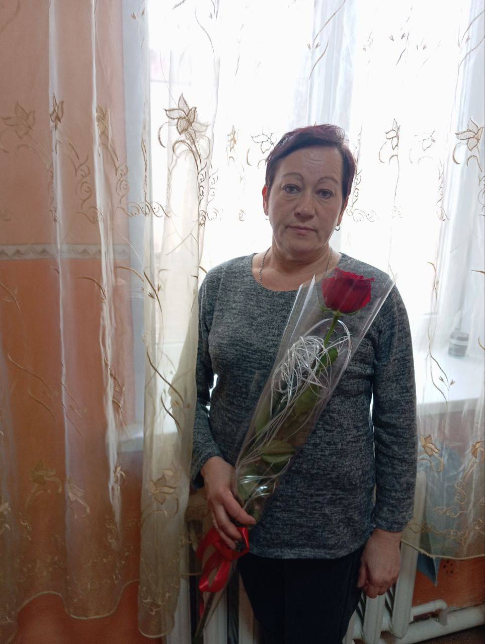 Сегодня, 5 марта, в преддверии Международного женского дня, в Червоногвардейском районе прошла трогательная акция «Цветы мамам Героев» в рамках партийного проекта «Женское движение» Единой России Сегодня, 5 марта, в преддверии Международного женского дня, в Червоногвардейском районе прошла трогательная акция «Цветы мамам Героев» в рамках партийного проекта «Женское движение» Единой России