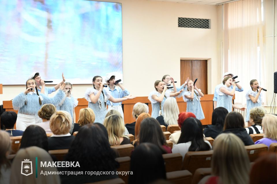 Прекрасные женщины Макеевки получили заслуженные награды к 8 Марта