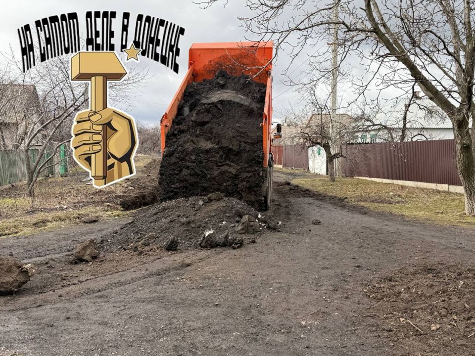 Оперативное решение проблемы: в жилмассиве Пролетарский провели отсыпку провалившегося участка дороги