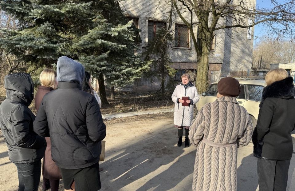 10 марта заместитель руководителя Управы Советского внутригородского района Администрации городского округа Макеевка Надежда Прокапович провела встречу с жителями по улице Скнарева