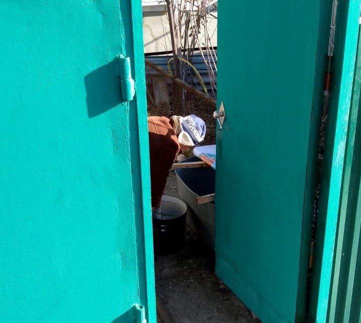 Сегодня, 10 марта, в Кировском внутригородском районе, согласно поступившим заявкам, был организован подвоз воды для жителей домов, в которые в установленный графиком день не поступила вода