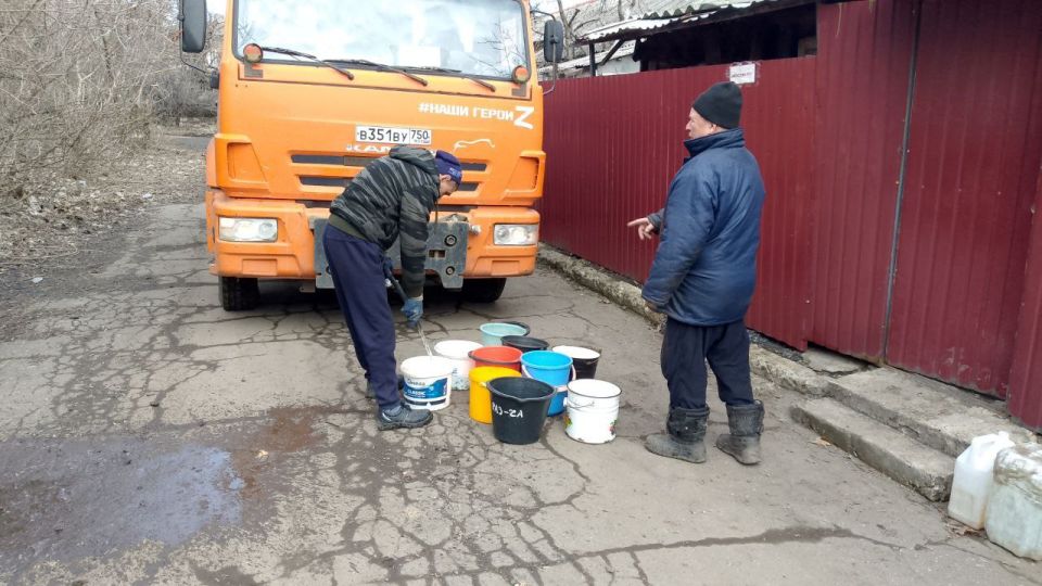 В Кировском внутригородском районе при поддержке региона-шефа Московская область продолжается подвоз воды для жителей домов, в которые в установленный графиком день не поступила вода