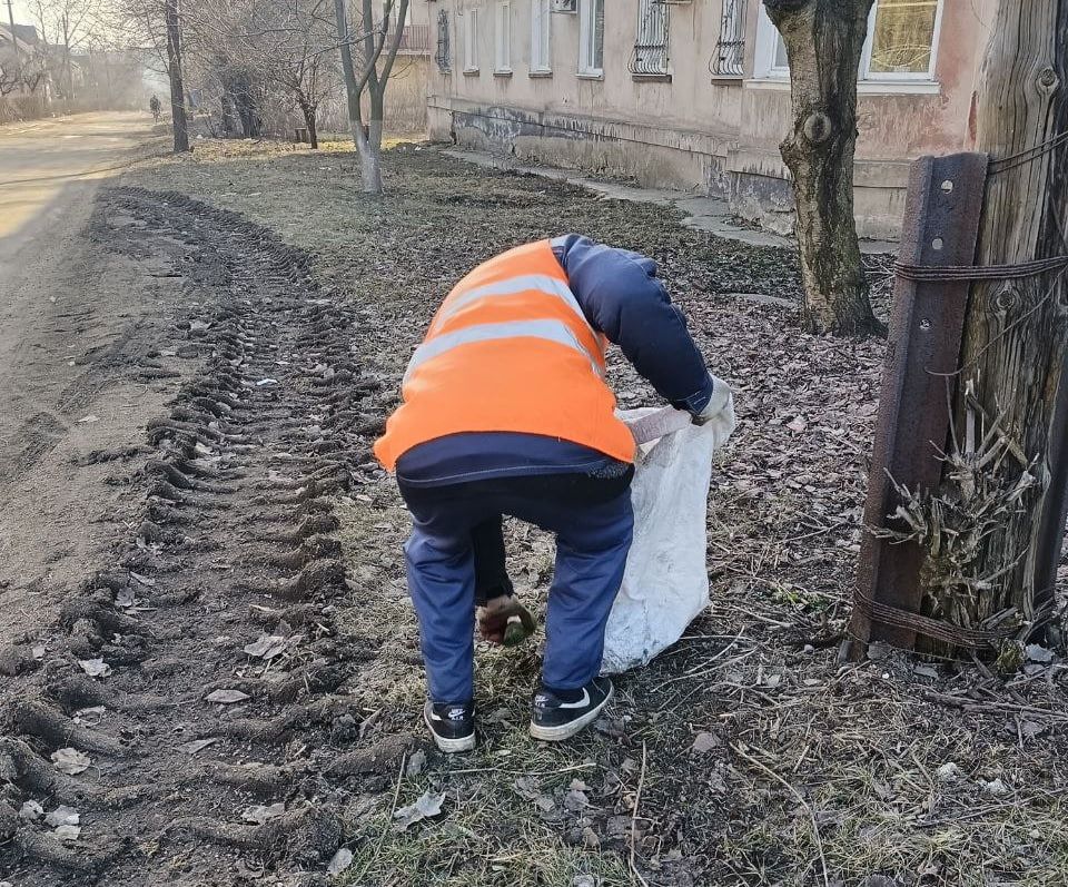 Сегодня, 10 марта, силами Макеевского филиала НКО «Единый региональный фонд по управлению многоквартирными домами на территории Донецкой Народной Республики» проводятся работы по уборке видимого мусора на придомовых...