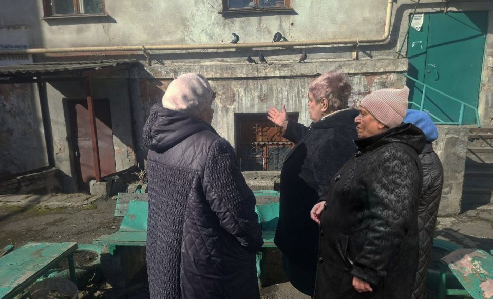 Сегодня, 10 марта, в рамках поручения Главы Республики Дениса Пушилина, спикер-активист Валентина Карпова провела встречу с жителями Кировского района на подведомственной территории по ул. Депутатская, 168