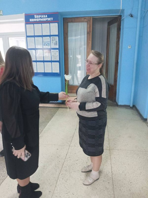Весенние тюльпаны и теплые слова: сотрудники отдела по работе с семьей и детьми Филиала № 13 поздравили женщин с 8 Марта
