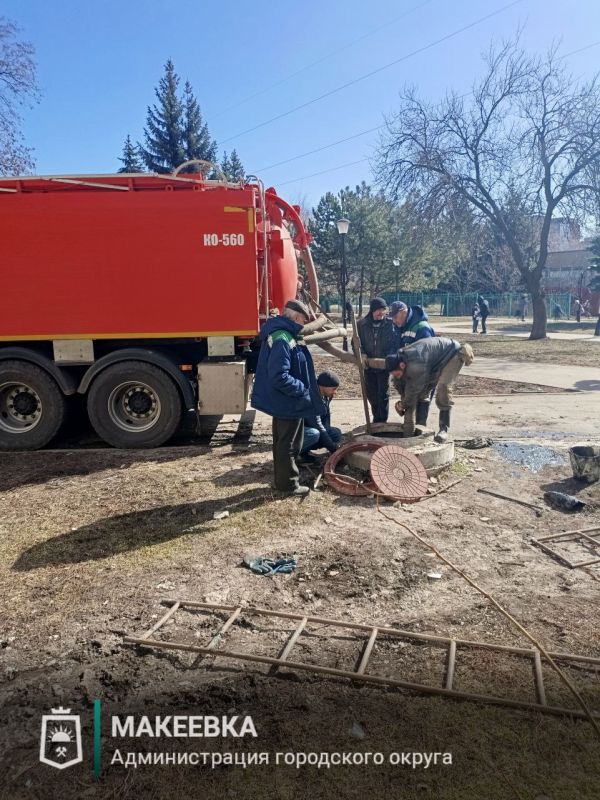 Сегодня коммунальные службы провели работы по прочистке канализационной системы и замене участка коллектора в Горняцком районе на Аллее Победы
