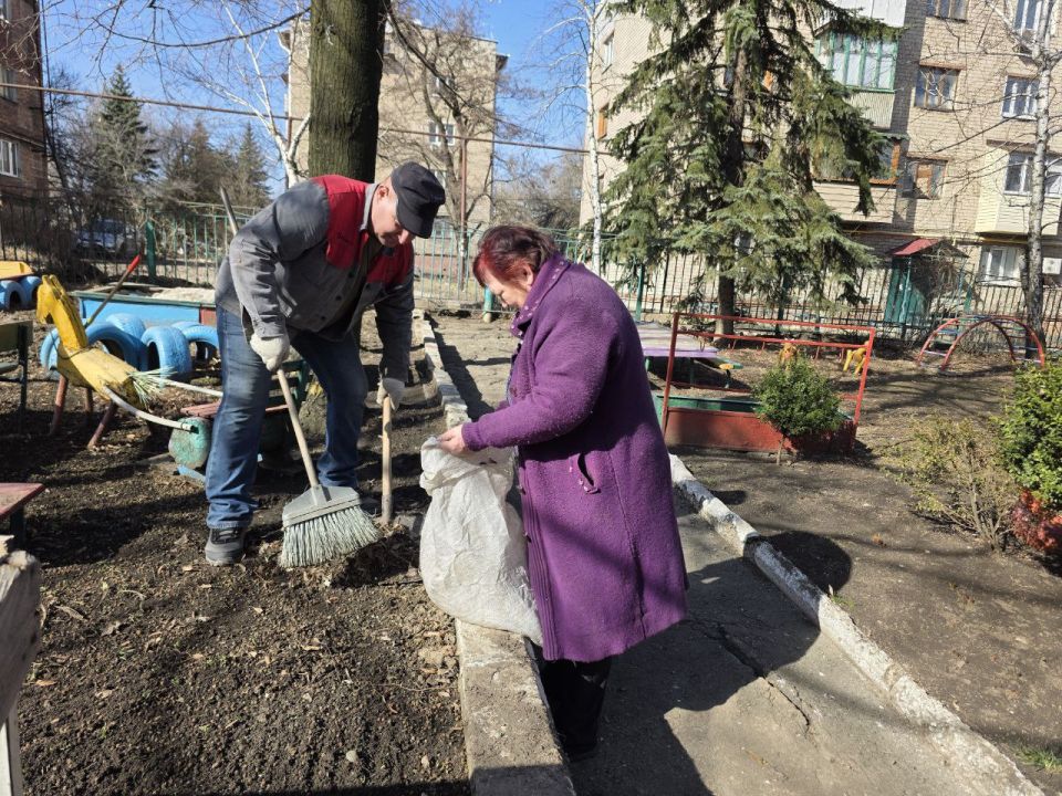 В Центрально-Городском внутригородском районе Макеевки продолжаются мероприятия по благоустройству района " Чистый четверг" в рамках партийного проекта «Городская среда»