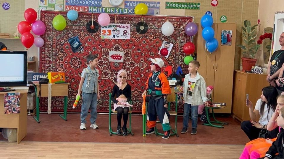 Накануне 8 Марта в 1-А классе ГБОУ "ЛИЦЕЙ № 1 Г.О. МАКЕЕВКА" состоялось грандиозное событие – праздник "Февромарт", стилизованный под атмосферу 90-х годов