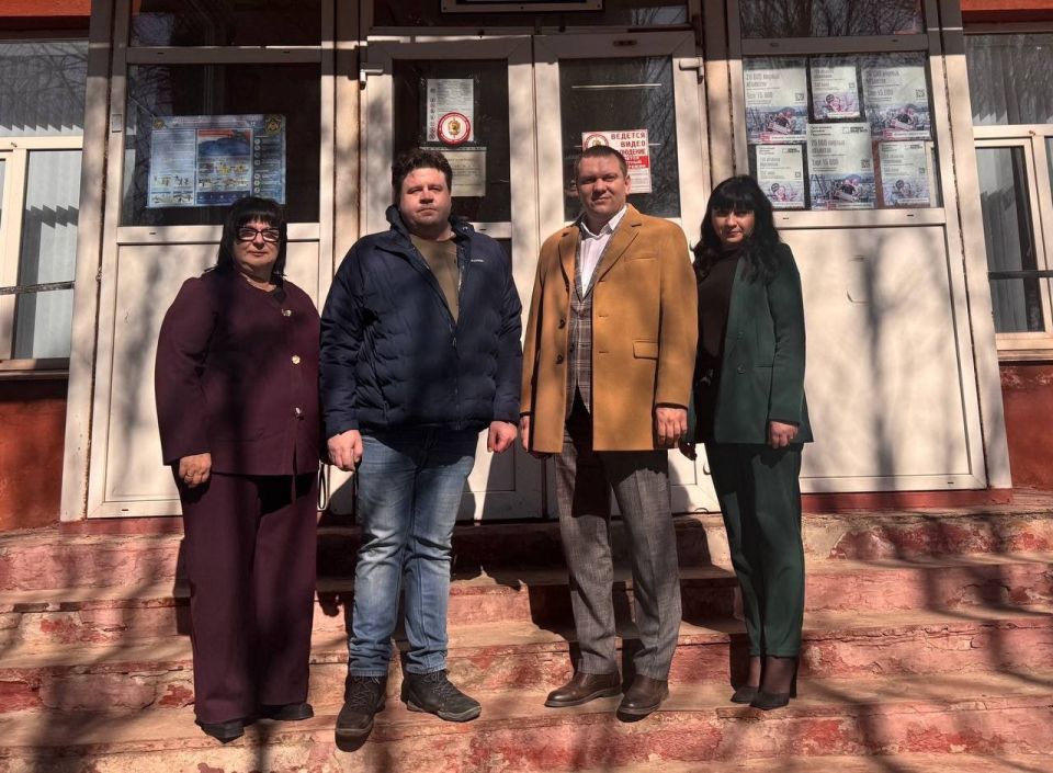 Министр образования и науки ДНР Олег Владимирович Трофимов и руководитель МРУ Росфинмониторинга по новым регионам Иван Михайлович Аничкин совершили рабочий визит в Макеевскую среднюю школу №4. Их сопровождала директор...