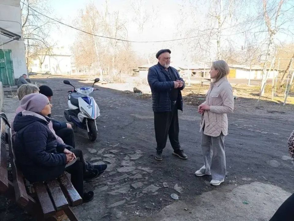 Начальник Пролетарского территориального отдела Администрации городского округа Макеевка Виктория Тычинская провела встречу с населением на подведомственной территории по адресу: пгт