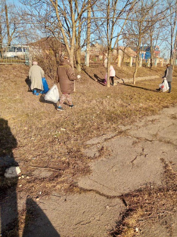 Сегодня, 12 марта, в Червоногвардейском районе предприятия, учреждения и организации продолжают наводить порядок на улицах и прилегающих территориях в рамках партийного проекта Единой России «Городская среда»