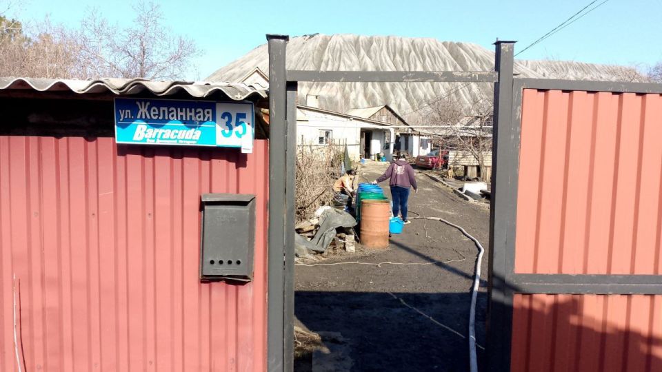 В Кировском внутригородском районе при поддержке региона-шефа Московская область продолжается подвоз воды для жителей домов, в которые в установленный графиком день не поступила вода