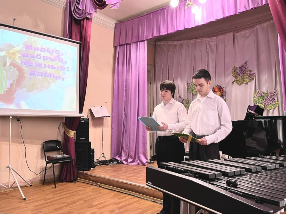 Вместе с весной к нам приходит прекрасный праздник - международный женский день 8 марта! В нашей школе состоялся концерт "Сияние весны", полный любви, нежности и весеннего настроения