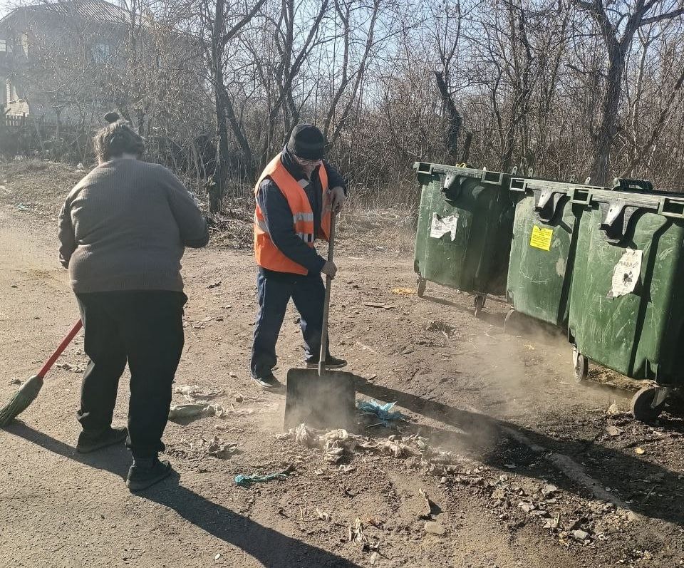 Сегодня, 13 марта, с целью приведения территории в надлежащее санитарное состояние силами коммунальных служб проведены работы по уборке контейнерных площадок по ул. Ковалевской и ул. Шопена в жилом массиве «Путь Ильича», а...