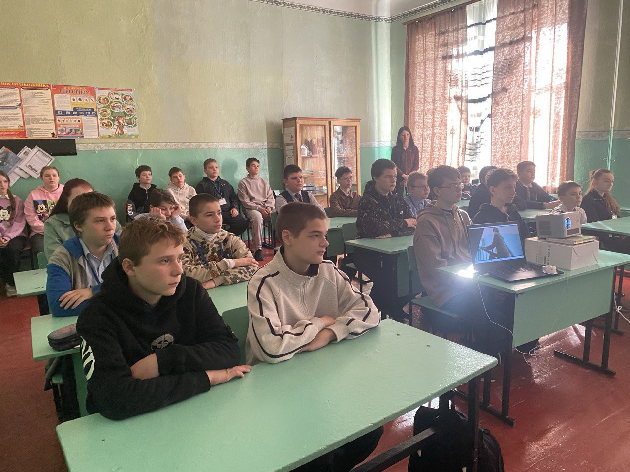 В Макеевке старшеклассникам рассказали о рисках вербовки в интернете В Макеевке старшеклассникам рассказали о рисках вербовки в интернете